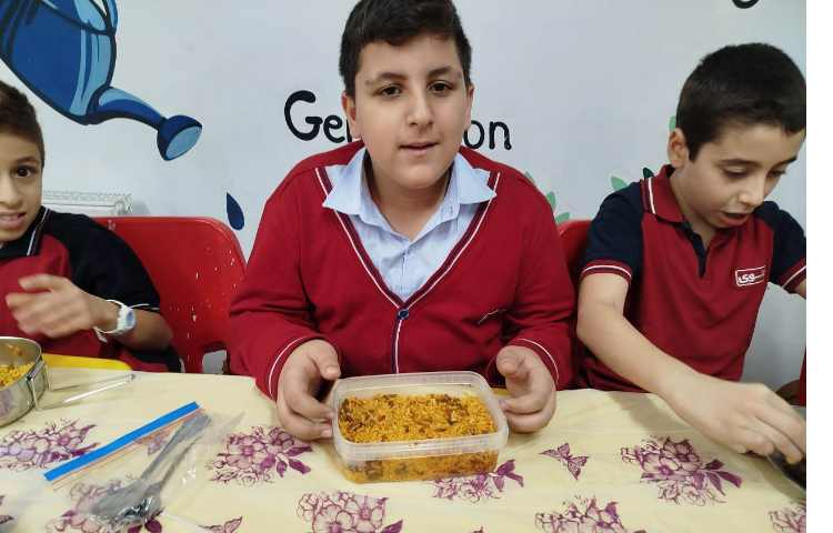 توزیع ناهار در سالن ناهارخوری 13