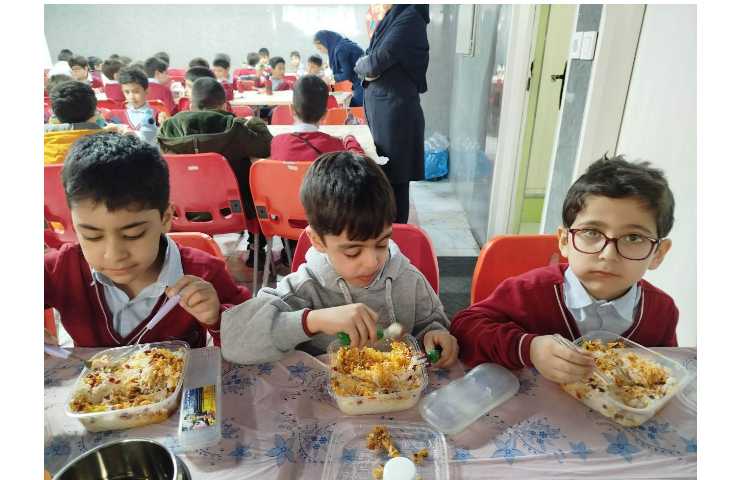 توزیع ناهار در سالن ناهارخوری 13