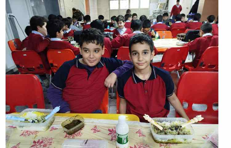 توزیع ناهار در سالن ناهارخوری 13