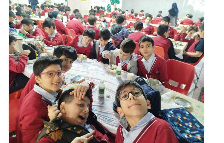 توزیع ناهار در سالن ناهارخوری 13