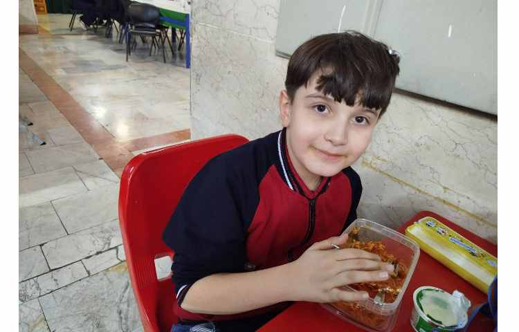 توزیع ناهار در سالن ناهارخوری 13