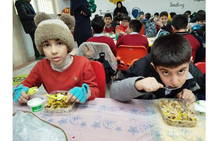 توزیع ناهار در سالن ناهارخوری 13