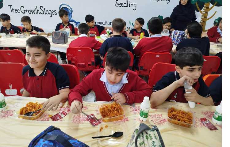 توزیع ناهار در سالن ناهارخوری 14