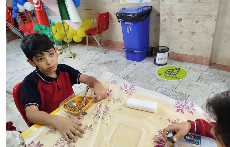 توزیع ناهار در سالن ناهارخوری 14