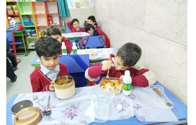 توزیع ناهار در سالن ناهارخوری 14