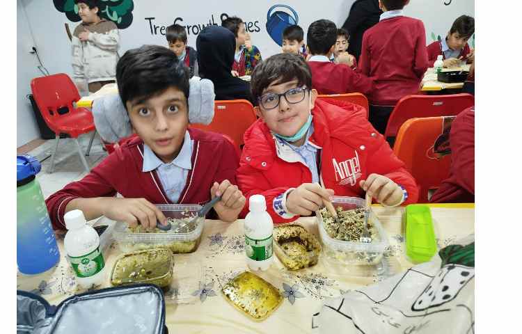 توزیع ناهار در سالن ناهارخوری 14