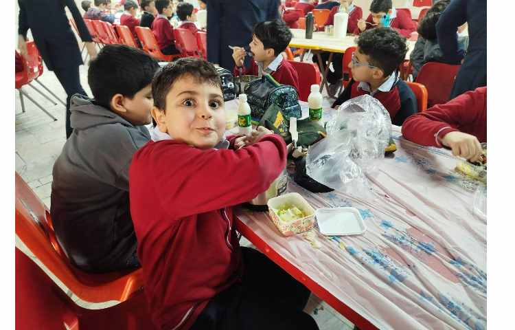 توزیع ناهار در سالن ناهارخوری 14