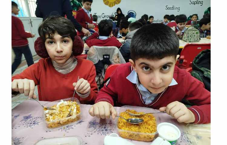 توزیع ناهار در سالن ناهارخوری 14