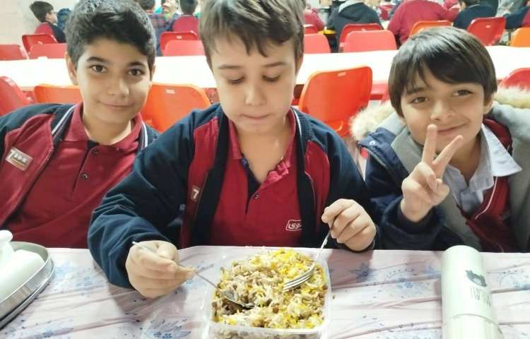 توزیع ناهار در سالن ناهارخوری 14