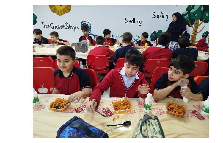 توزیع ناهار در سالن ناهارخوری 15