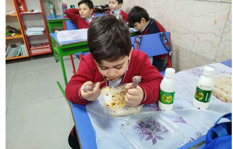 توزیع ناهار در سالن ناهارخوری 15