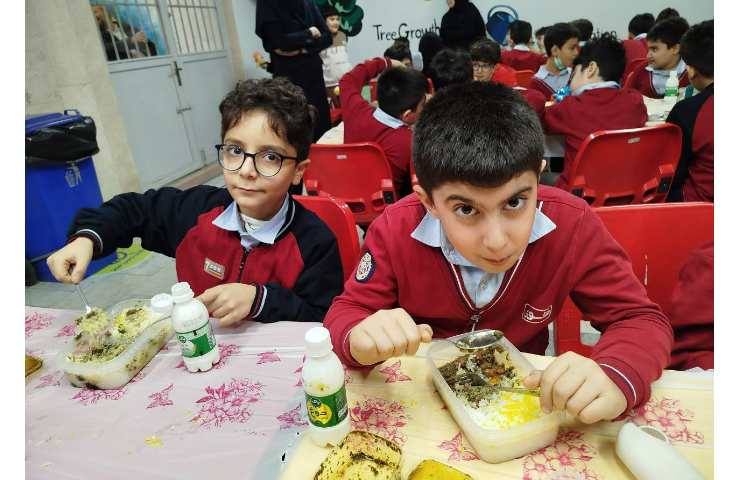 توزیع ناهار در سالن ناهارخوری 15