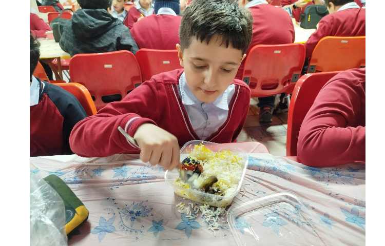 توزیع ناهار در سالن ناهارخوری 15