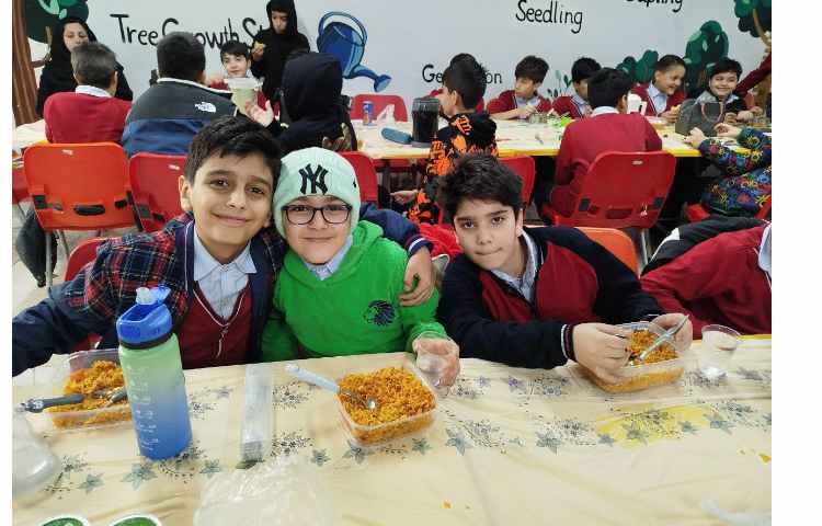 توزیع ناهار در سالن ناهارخوری 15