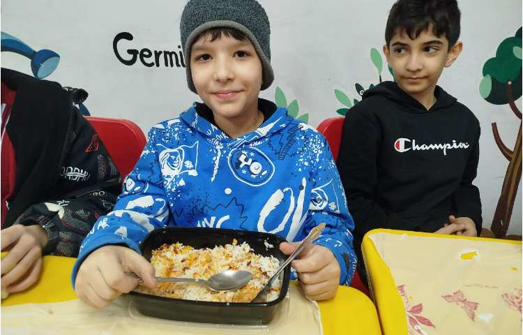 توزیع ناهار در سالن ناهارخوری 15