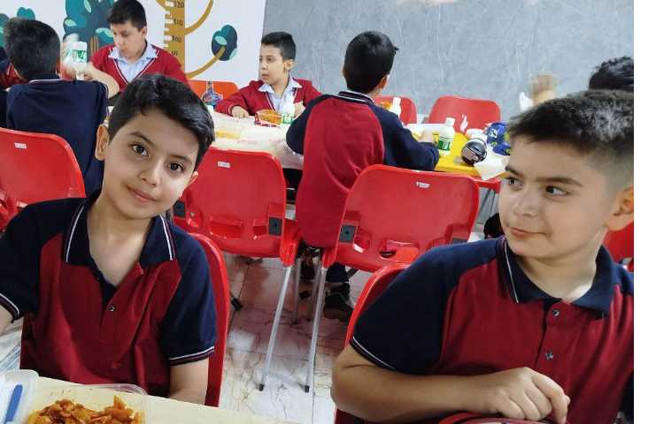 توزیع ناهار در سالن ناهارخوری 16