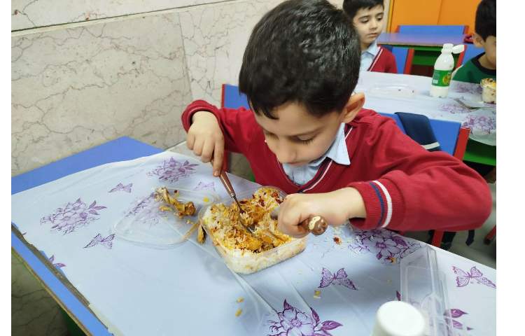 توزیع ناهار در سالن ناهارخوری 16