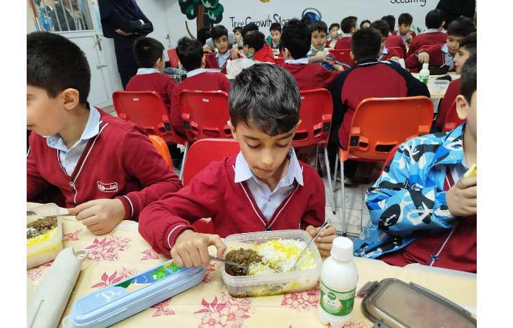 توزیع ناهار در سالن ناهارخوری 16