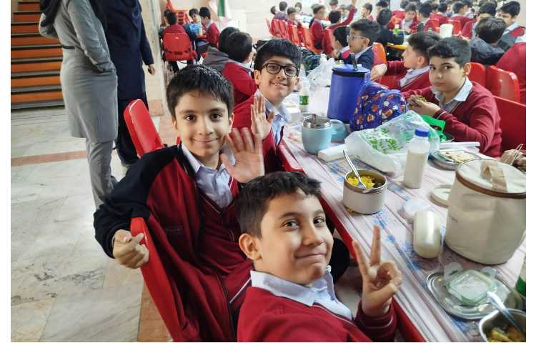 توزیع ناهار در سالن ناهارخوری 16