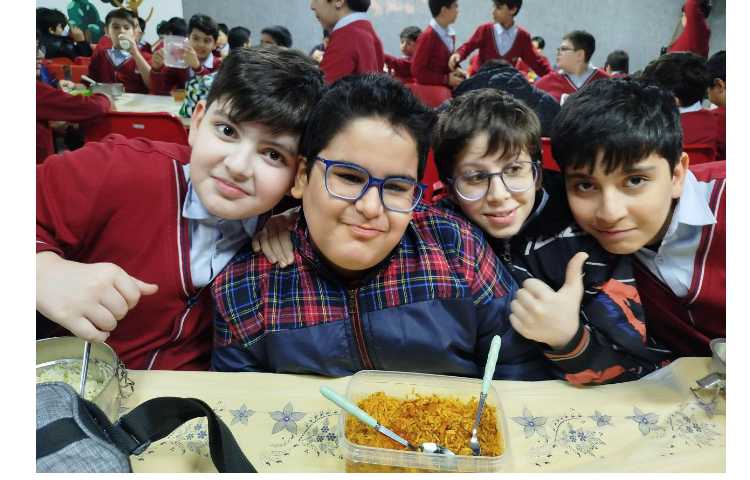 توزیع ناهار در سالن ناهارخوری 16