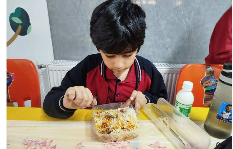 توزیع ناهار در سالن ناهارخوری 16