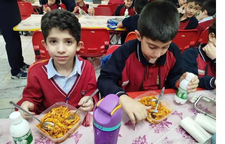 توزیع ناهار در سالن ناهارخوری 17