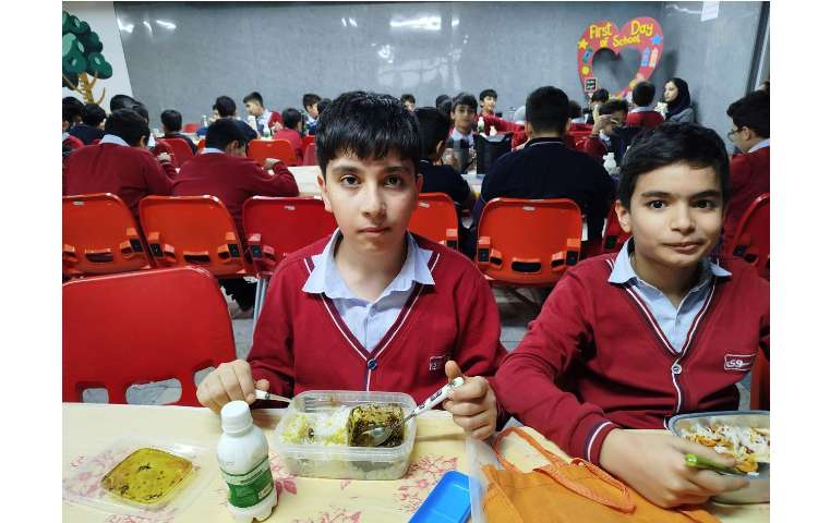 توزیع ناهار در سالن ناهارخوری 17