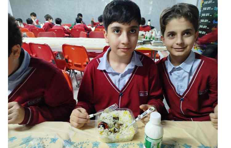 توزیع ناهار در سالن ناهارخوری 17