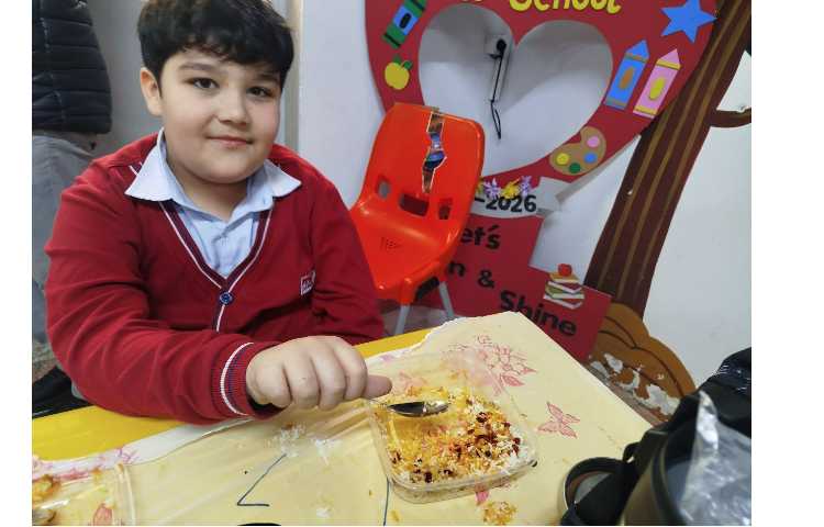 توزیع ناهار در سالن ناهارخوری 17