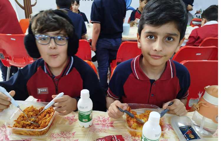 توزیع ناهار در سالن ناهارخوری 18