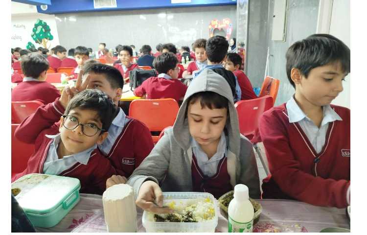 توزیع ناهار در سالن ناهارخوری 18