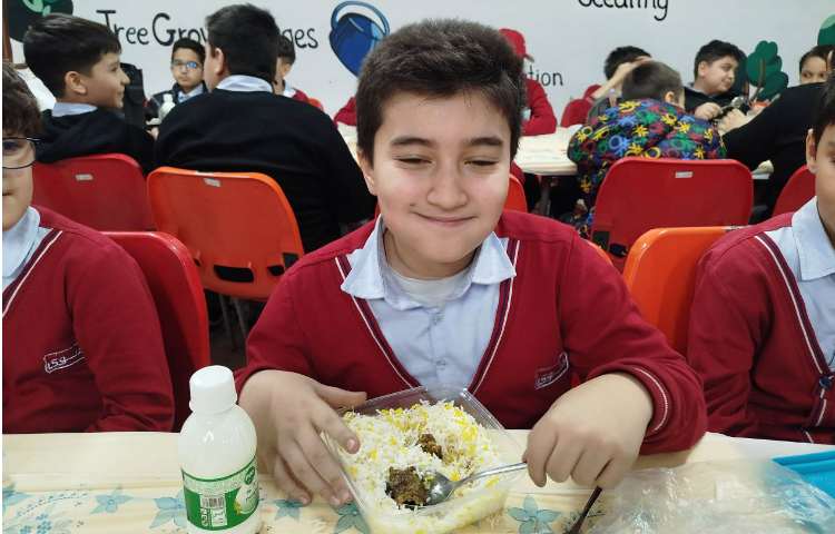 توزیع ناهار در سالن ناهارخوری 18