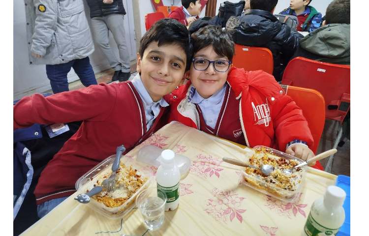 توزیع ناهار در سالن ناهارخوری 18