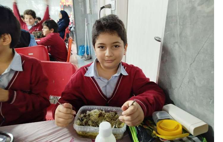 توزیع ناهار در سالن ناهارخوری 19