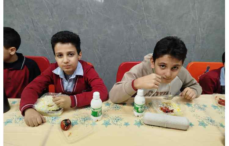 توزیع ناهار در سالن ناهارخوری 19