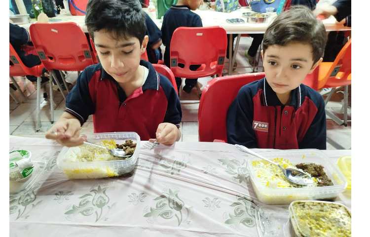 توزیع ناهار در سالن ناهارخوری 2