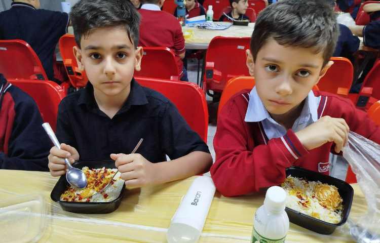 توزیع ناهار در سالن ناهارخوری 2