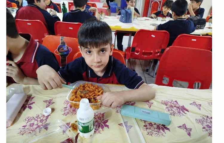 توزیع ناهار در سالن ناهارخوری 2