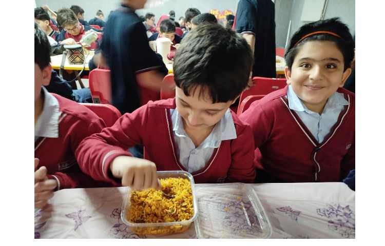 توزیع ناهار در سالن ناهارخوری 2