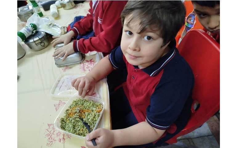 توزیع ناهار در سالن ناهارخوری 2