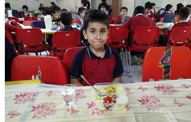 توزیع ناهار در سالن ناهارخوری 2