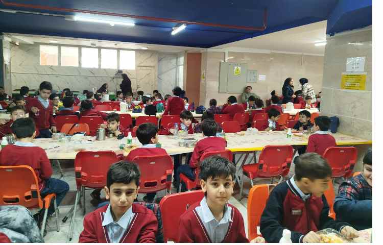 توزیع ناهار در سالن ناهارخوری 2