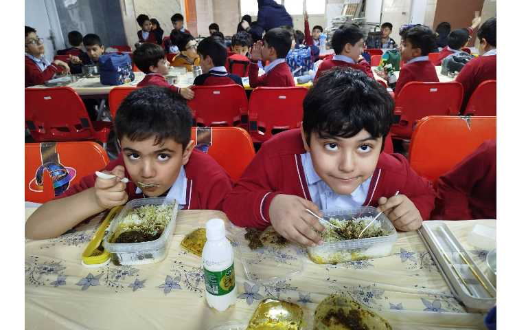 توزیع ناهار در سالن ناهارخوری 2