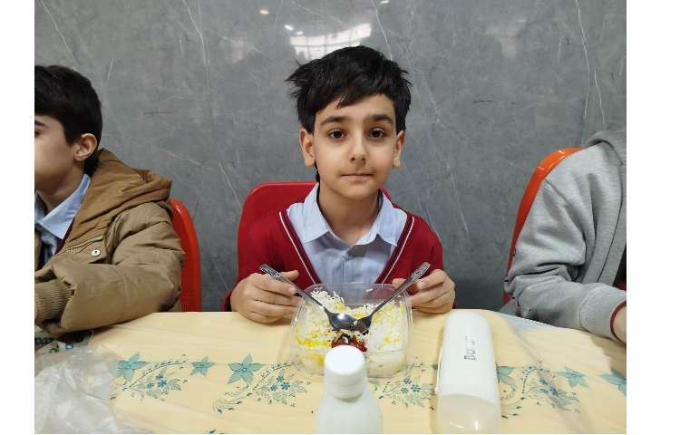 توزیع ناهار در سالن ناهارخوری 2