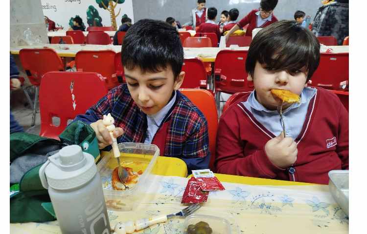 توزیع ناهار در سالن ناهارخوری 2