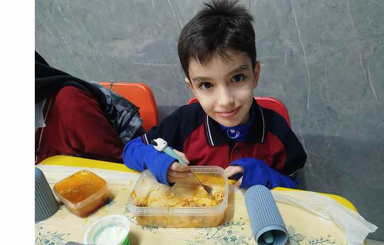 توزیع ناهار در سالن ناهارخوری 2