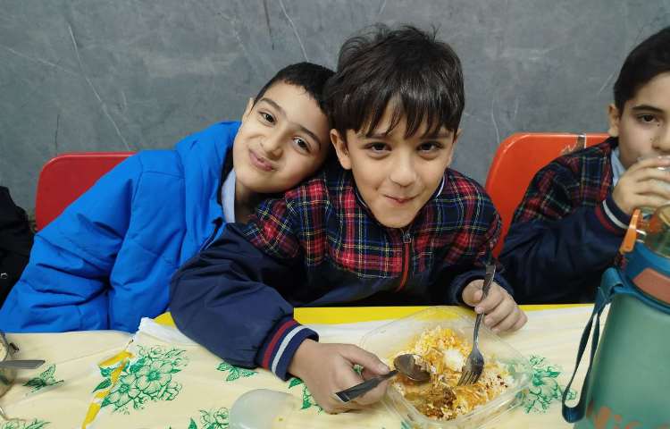 توزیع ناهار در سالن ناهارخوری 2