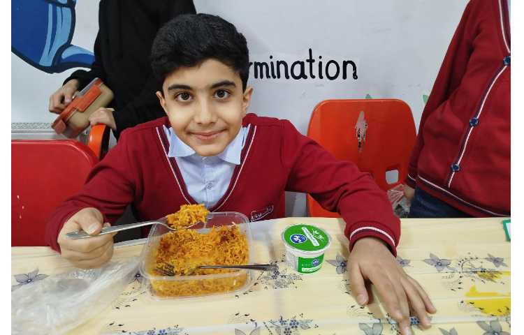 توزیع ناهار در سالن ناهارخوری 2