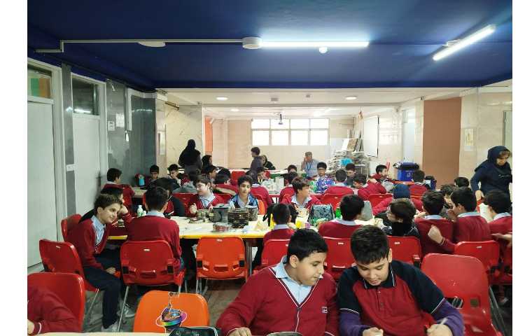 توزیع ناهار در سالن ناهارخوری 20