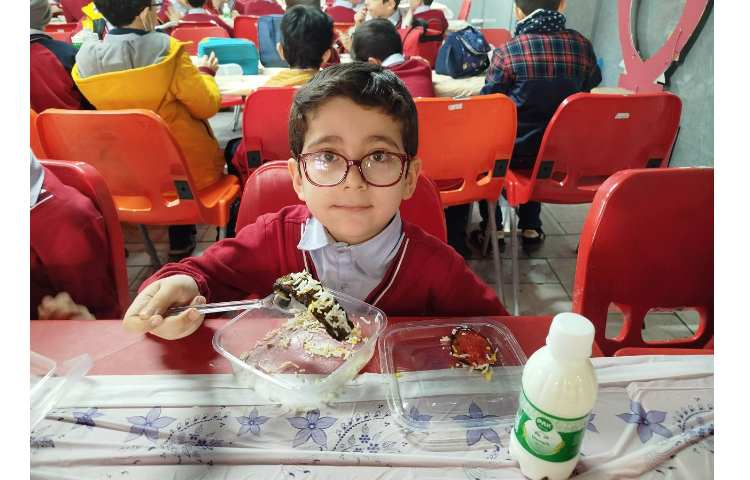 توزیع ناهار در سالن ناهارخوری 21